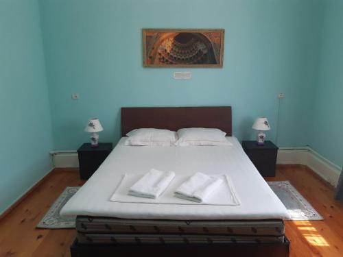 2 twin beds