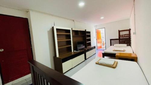 Super Hostel, Pak Kret