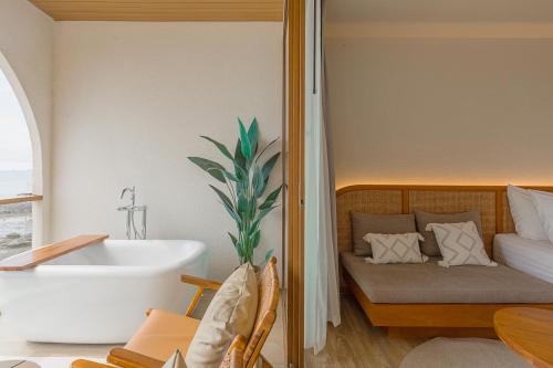 Tasana bar and luxury resort - 온수 욕조