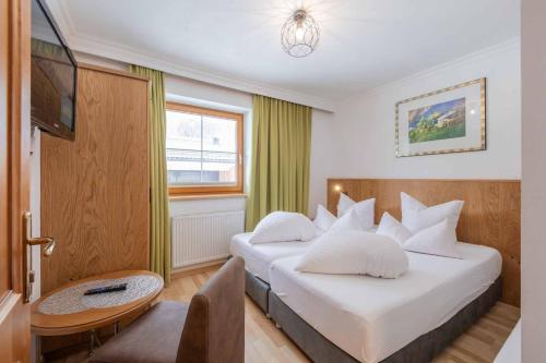 1 king bed, 2 sofa beds
