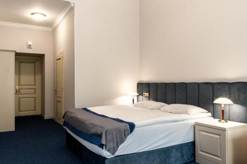 Metro Hotel Apartments with Kitchen - image 10