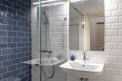 Metro Hotel Apartments with Kitchen - image 7