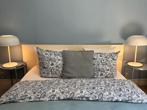 1 queen bed, 1 twin bed