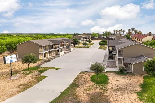 . Eagle's Den Suites Carrizo Springs a Travelodge by Wyndham