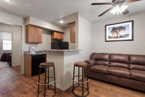 Eagle's Den Suites at Big Spring - image 8