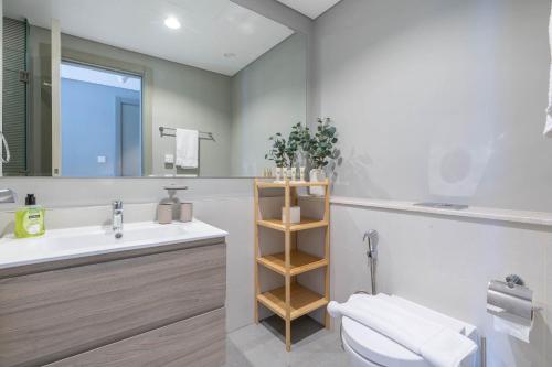 Perfect Location-For Work or Leisure - image 2