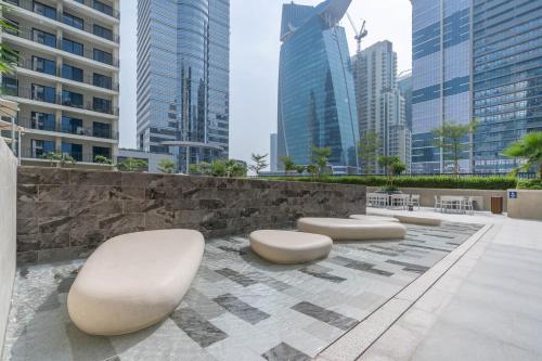 Perfect Location-For Work or Leisure - image 8