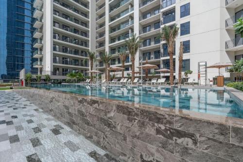 Perfect Location-For Work or Leisure - image 5