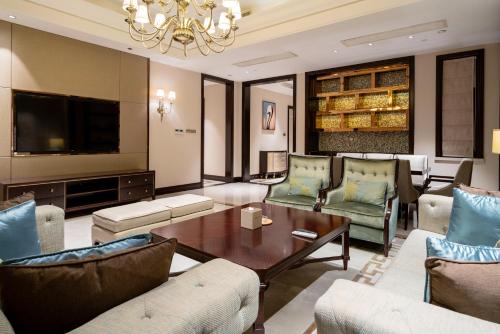 Gold-Collar Residence image 6
