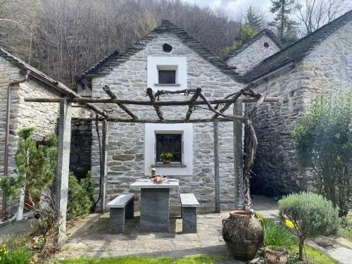 Rustico dans charmant hameau vue lac Verzasca in Gordola, Schweiz