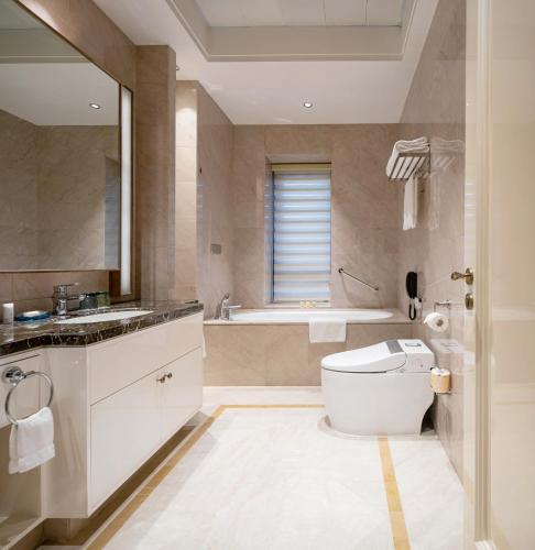 Gold-Collar Residence image 4