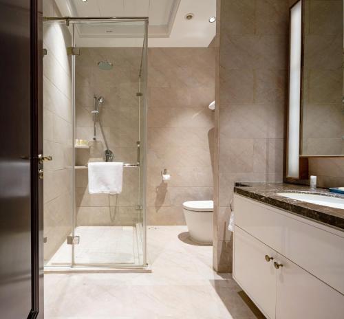 Gold-Collar Residence image 3