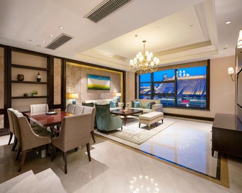 Gold-Collar Residence image 2