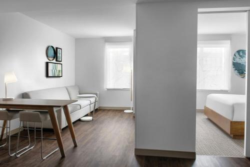 One-Bedroom King Suite with Sofa Bed image 6