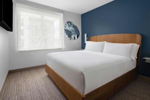 One-Bedroom King Suite with Sofa Bed image 4