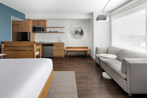 King Studio Suite with Sofa Bed and River View image 5