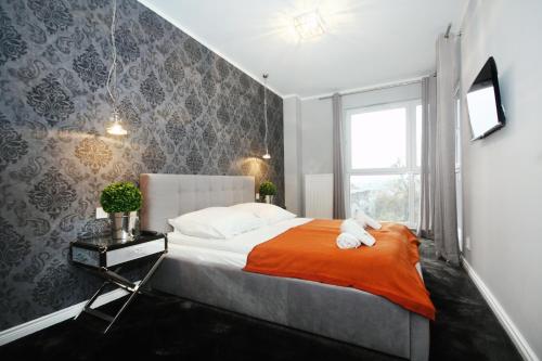 1 queen bed, 1 sofa bed