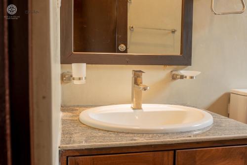 Deluxe King Room image 8