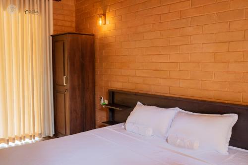 Double Room with Pool View image 2