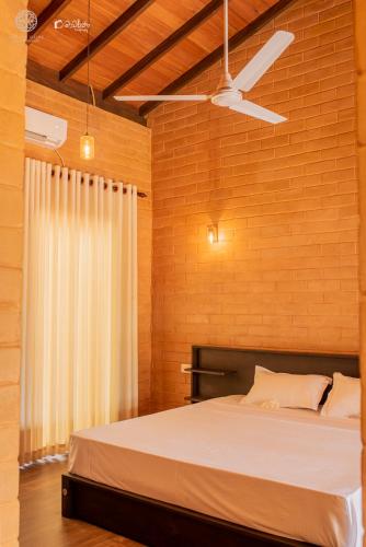 Double Room with Pool View image 8