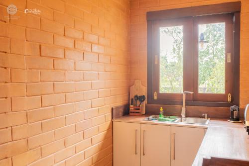 Double Room with Pool View image 9