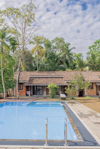 Double Room with Pool View image 1