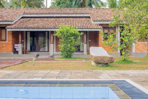 Double Room with Pool View image 5