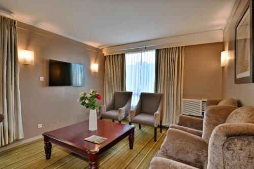 Suite - Smoking image 10