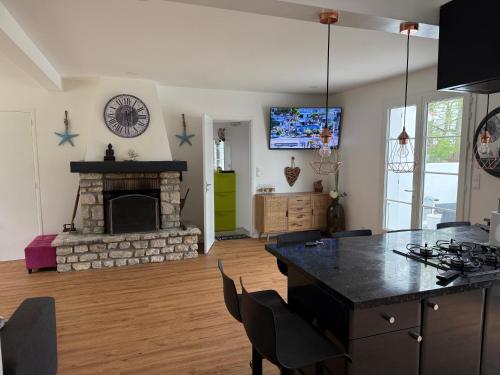 Villayam Maison vue sur mer avec piscine 10m chauffée classée 3 étoiles (Villayam Maison vue sur mer avec piscine 10m chauffee classee 3 etoiles) in 拉布雷萊班