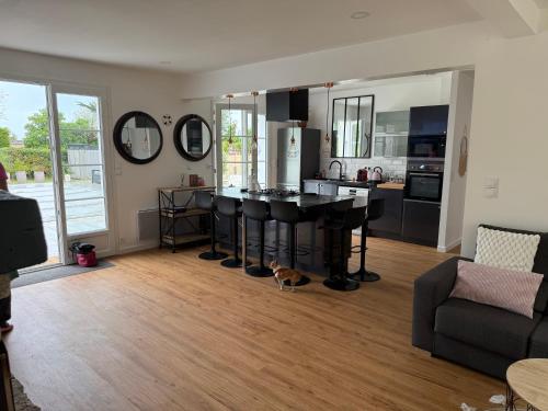 Villayam Maison vue sur mer avec piscine 10m chauffée classée 3 étoiles (Villayam Maison vue sur mer avec piscine 10m chauffee classee 3 etoiles) in 拉布雷萊班