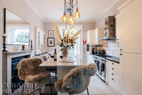 Central Townhouse with Garden & Free Parking, Bath (photo 6)