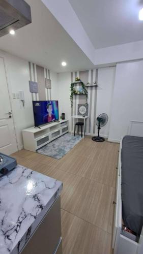 AZURE BICUTAN MAUI G14 TOWER POOL View, Манила