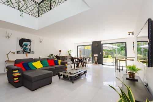 Koplietošanas atpūtas telpa ar TV, La Villa Pop & Steel - maison avec 4 chambres in Laille (Ille-et-Vilaine)