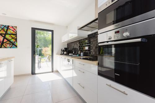 virtuve, La Villa Pop & Steel - maison avec 4 chambres in Laille (Ille-et-Vilaine)