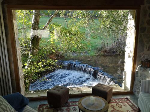 La chapelle moulin traversée par l'eau jacuzzi piscine classé 5 étoiles gîte à louer Chazeau