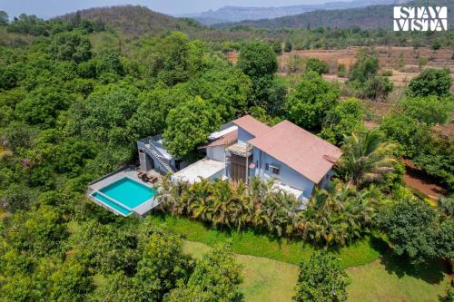 StayVista at Willow Cove with AC, WiFi, Jambhulpāda