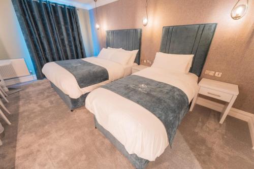 1 double bed, 1 twin bed