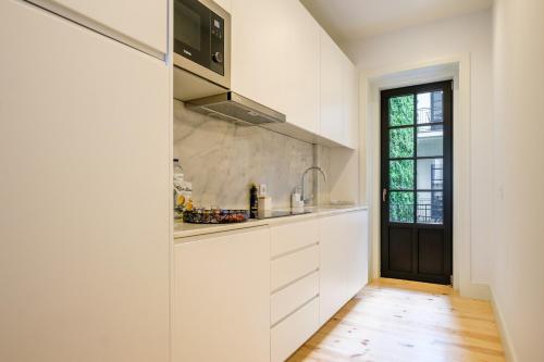 Art Deco 21 Luxury 2BR Apartment Downtown Metro AC - image 5
