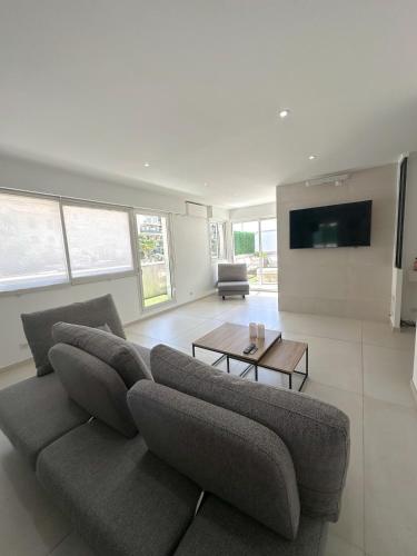 公用交誼廳/視聽室, Spacious, quiet apartment in 聖皮埃德費里克