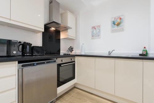 Stylish Modern Apartment by Aldgate East Station 2