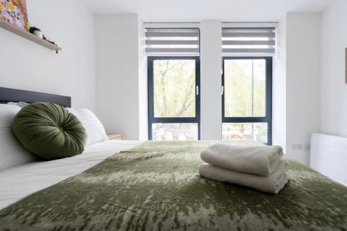 Stylish Modern Apartment by Aldgate East Station 2, Лондон