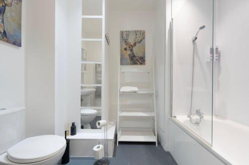 Stylish Modern Apartment by Aldgate East Station 2