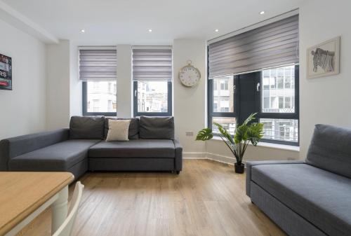 Stylish Modern Apartment by Aldgate East Station 2