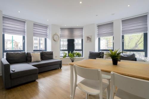 Stylish Modern Apartment by Aldgate East Station 2