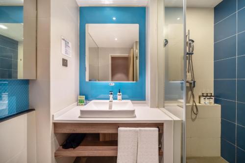 room detail thumbnail 2