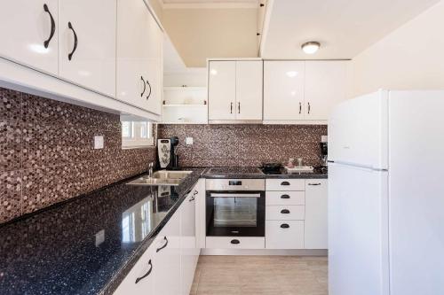 кухня, Seaview Tranquility - Elegant Escapes by the Shore in Ag. Kiriaki