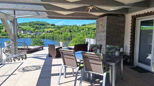 Terraza/balcón, Seeblick-Ferienwohnung im "Ferienhaus Agger-Blick" mit traumhafter Sonnen-Terrasse, Sauna, E-Kamin & in Gummersbach