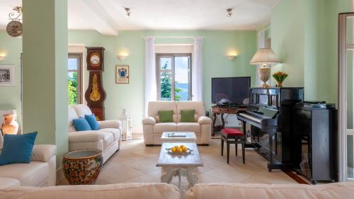 VILLA CAPPELLETTI 16&2, Emma Villas in Seravale Di Čienti