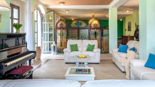 VILLA CAPPELLETTI 16&2, Emma Villas in Seravale Di Čienti