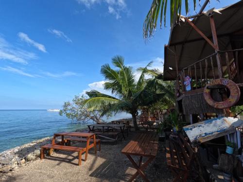. Maryan Moyo Bungalows & Resto